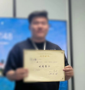 ​表彰优秀员工，树立企业典范——公司颁发月度优秀员工奖